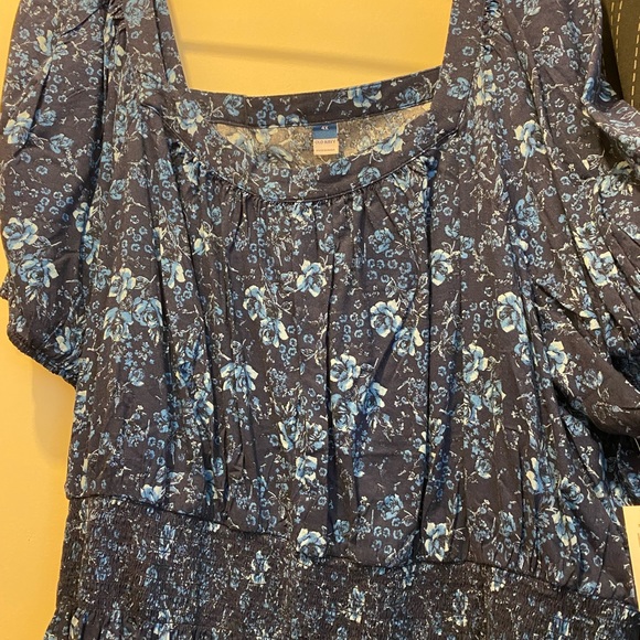 Old navy smocked waisted dress. Elastic sleeves Blue with white flowers. - Picture 1 of 3